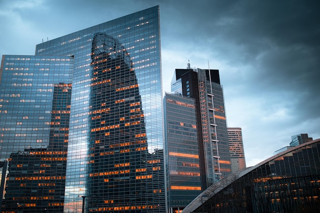 Foto vista moderna dei grattacieli dalla metropoli di parigi durante il crepuscolo