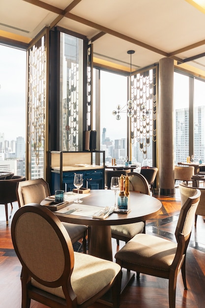 방콕 도시 풍경을 볼 수있는 현대적인 고급 장식 인테리어 레스토랑.