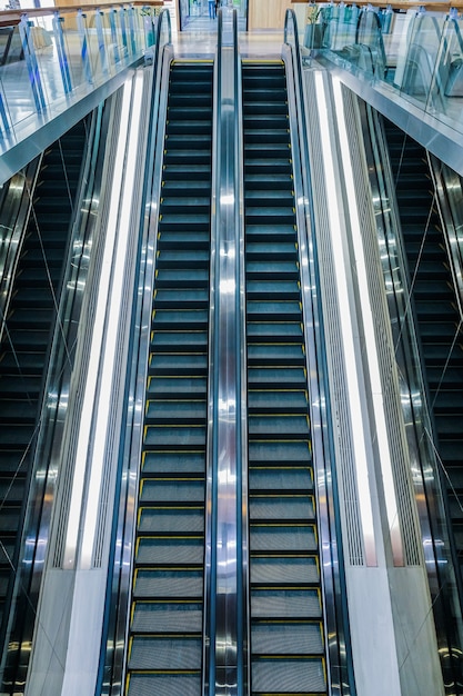 공항 계단이있는 현대적인 고급 에스컬레이터