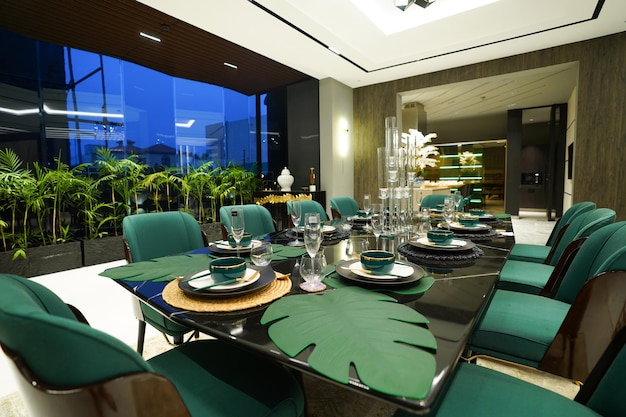 Foto sala da pranzo di lusso moderna in serra