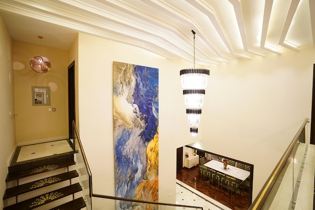モダンで豪華な家の階段の入り口 Premium写真