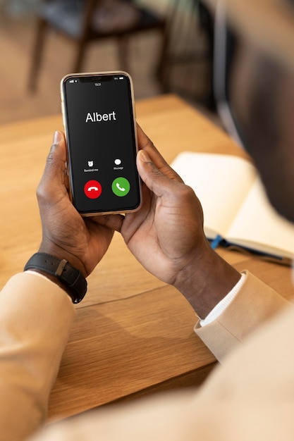 Foto uomo moderno che controlla il suo telefono