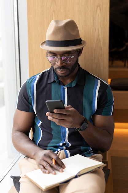 Foto uomo moderno che lavora in una caffetteria da solo