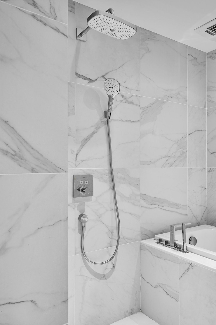 Photo modern marble shower design
