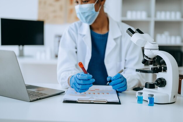 Foto laboratorio di ricerca medica moderno scienziata che lavora con micro pipette analizzando campioni biochimici laboratorio chimico di scienza avanzata per la medicina