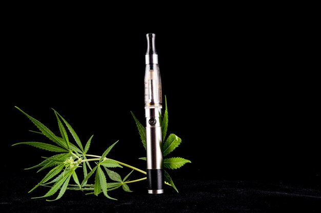 Foto sigaretta elettronica moderna in metallo e cig vaporizzatore e cannabis