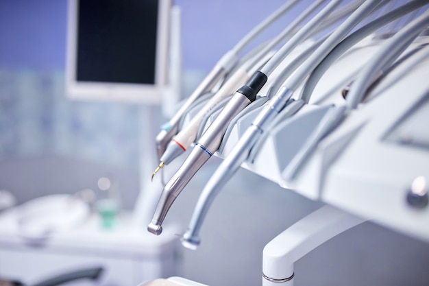 사진 치과 의사 의자에 현대 금속 치과 도구 및 버니
