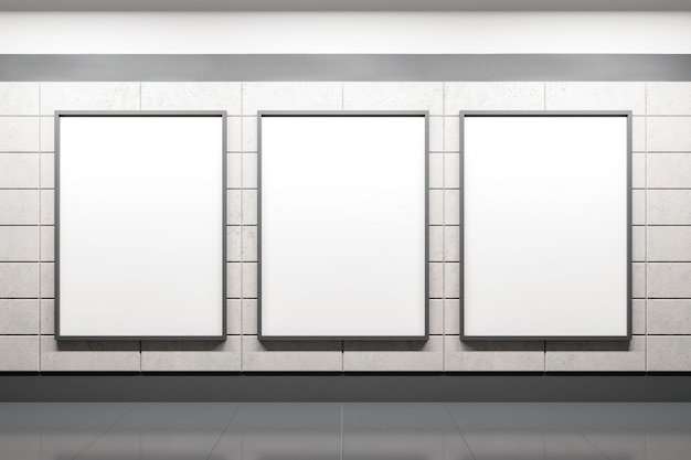 Modern metrostation met drie lege banners op de muur