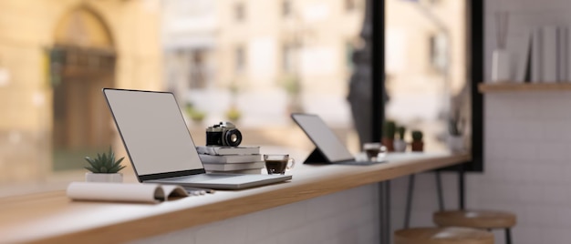 Foto design d'interni moderno e minimale per lo spazio di coworking della caffetteria con rendering 3d per laptop aperto