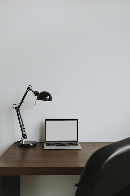 Foto moderno concetto di design d'interno minimale tavolo da lavoro scandinavo luminoso per l'ufficio domestico con sedia a lampada per computer portatile