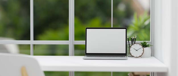 녹색 자연 보기 3d 렌더 위에 흰색 테이블에 노트북이 있는 현대적인 최소 흰색 작업 공간 내부