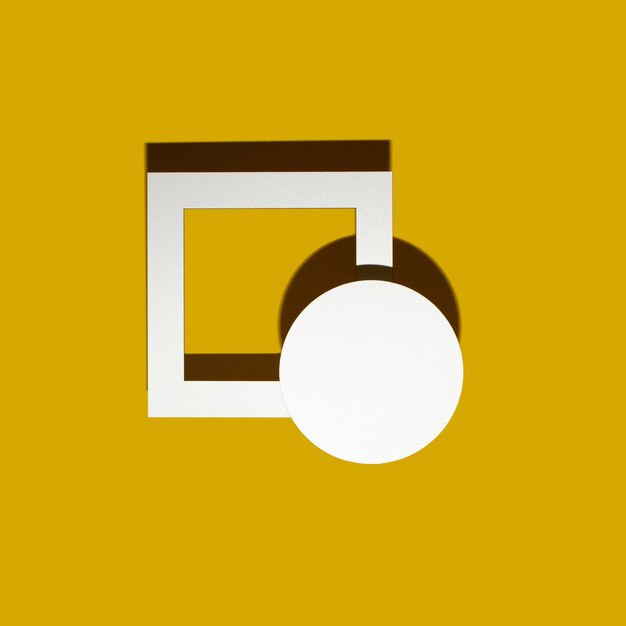 Фото Современное, минималистское, геометрическое пространство для копирования формы на ярко-желтом фоне.