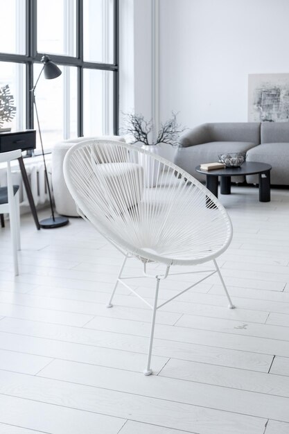 Modern minimalistisch interieur van lichte, heldere monochrome kamer met zwart-wit meubilair, schone witte muren en grote ramen