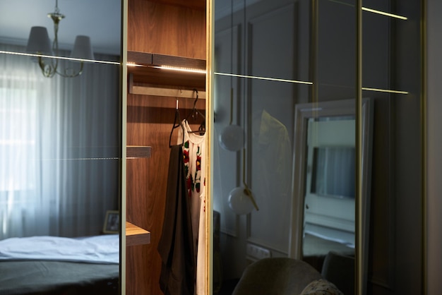 침실의 현대적인 거울 옷장