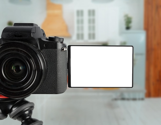 Moderna fotocamera mirrorless pronta per registrare con schermo vuoto