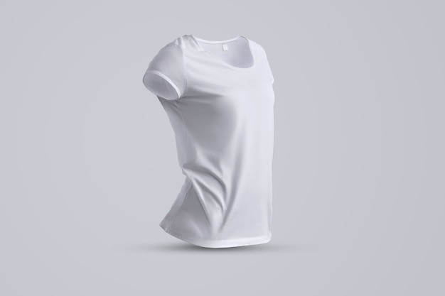 Современный макет с формой белой женской футболки без тела, изолированной на сером фоне, половина оборота. Шаблон можно использовать для вашей витрины.