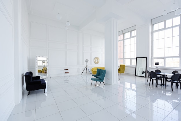 Modern modieus futuristisch interieur van een ruime witte hal met zwart en geel meubilair