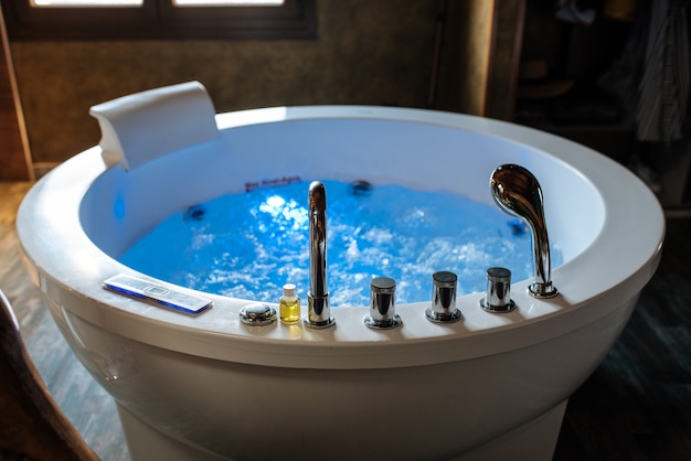 Modern mooi hydromassagebad met water