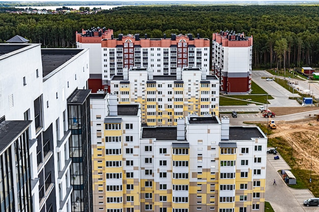 モダンな高層住宅街。若い家族のための住宅ローンの貸付。ベラルーシ。ソリゴルスク。