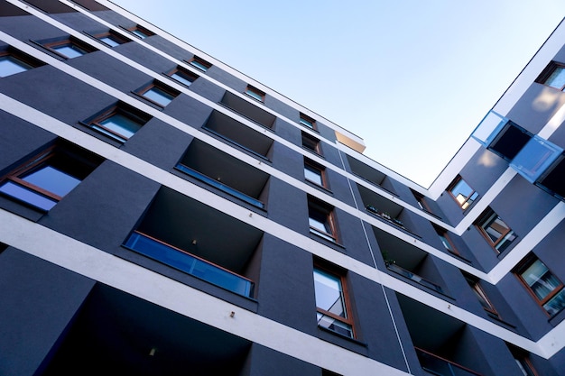 Photo modern multistorey white and grey residential building with balconies