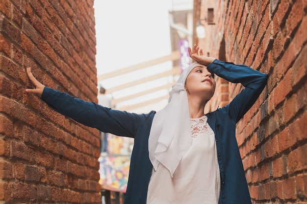 히잡과 캐주얼 의상을 입은 히잡 아름다운 이슬람 여성 모델과 함께하는 현대 이슬람 소녀 패션