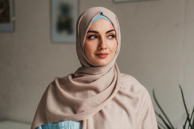 Photo modern muslim woman in hijab in office room