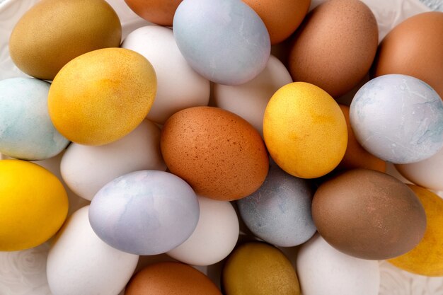 Uova di pasqua colorate naturali moderne. buona pasqua. sfondo di pasqua di congratulazioni.