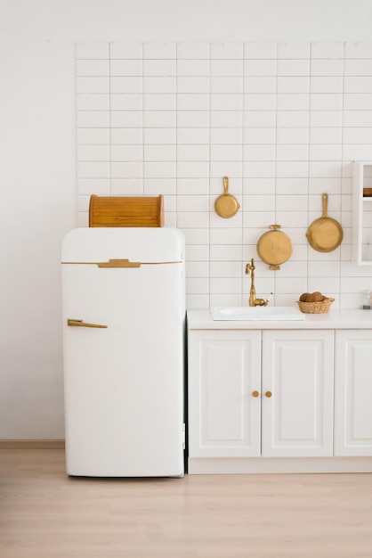 Modern nieuw licht houten keukeninterieur met witte meubels en keukengerei