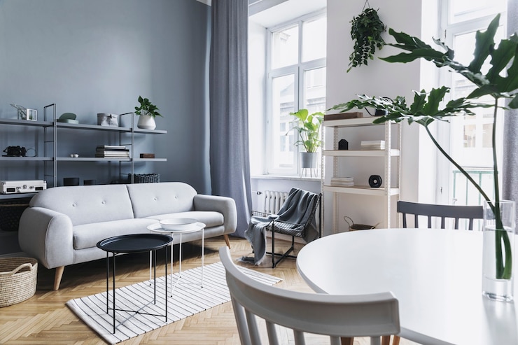 Photo modern nordic living room interior with design grey sofa, coffee table, plants, stylish accessories, decoration, carpet and bookstands in elegant home decor