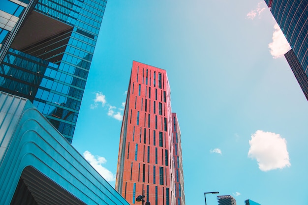 Edificio per uffici moderno contro il cielo.