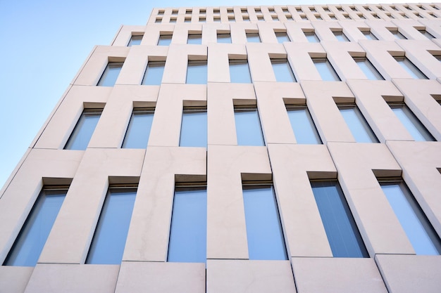 Foto dettaglio dell'edificio per uffici moderno vista prospettica delle finestre geometriche angolari in cemento