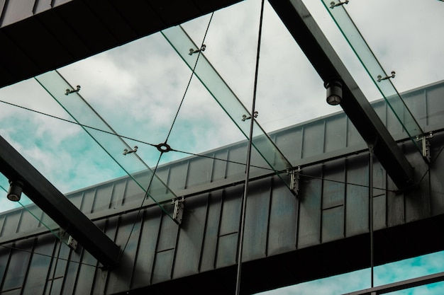 Photo modern office building exterior with glass facade on clear sky background transparent glass wall