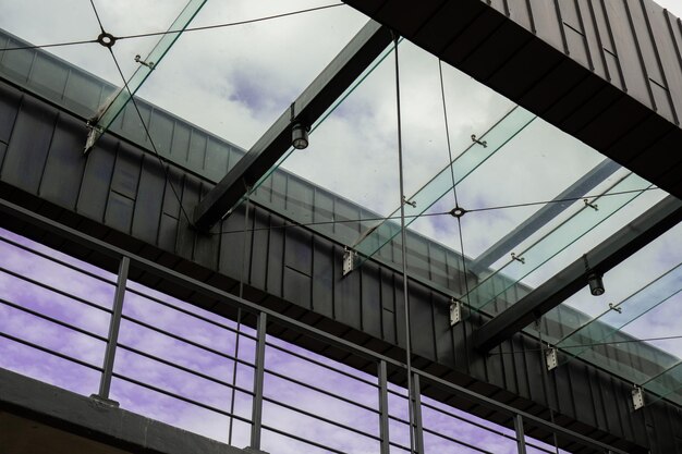 Photo modern office building exterior with glass facade on clear sky background transparent glass wall