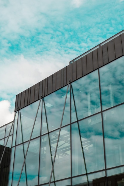 Photo modern office building exterior with glass facade on clear sky background transparent glass wall