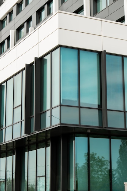 사진 맑은 하늘 배경에 유리 외관이 있는 현대적인 사무실 건물 외관 투명 유리 벽