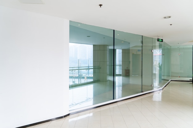 Photo a modern office building with glass doors and windows