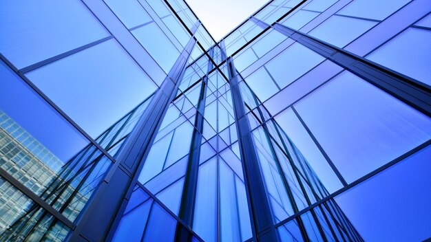 ガラスの正面を持つ近代的なオフィスビル オフィスビルの透明なガラスの壁