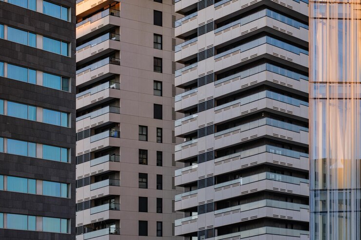 ガラス窓のある建物のバルセロナファサードにあるモダンなオフィスビル