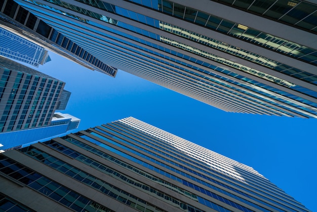 Paesaggio urbano moderno di edifici per occhiali da ufficio sotto il cielo blu chiaro a washington dc, usa, concetto di grattacielo finanziario all'aperto, architettura simmetrica e prospettiva