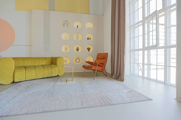 Modern open kamerinterieur in futuristische stijl in pastelkleuren met grafische wanddecoratie. zeer hoge plafonds en een enorm raam. zachte stijlvolle meubels met gouden metalen elementen