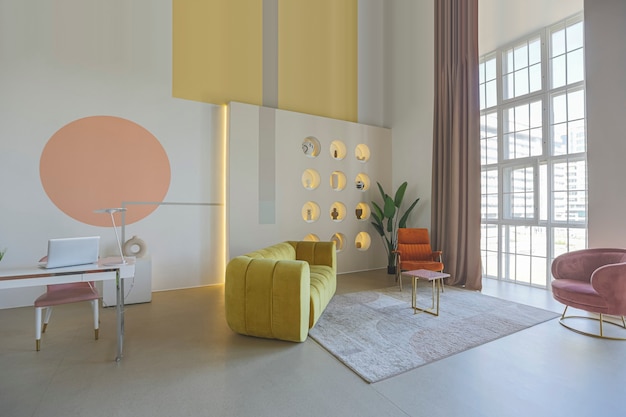 사진 그래픽 벽 장식과 파스텔 색상의 미래 스타일의 현대적인 개방형 객실 인테리어. 매우 높은 천장과 거대한 창문. 금색 금속 요소가 있는 부드럽고 세련된 가구