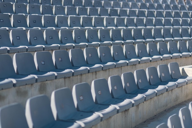 Modern openlucht amfitheater met rijen grijze stoelen