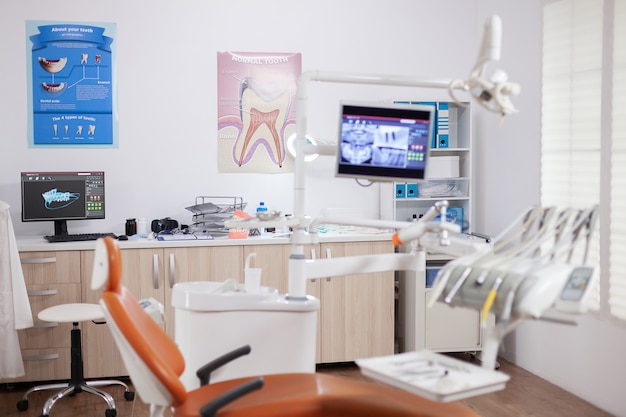 Foto armadietto dentista moderno arancione con utensili sterili