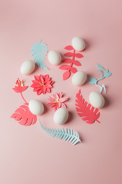 Modern Pasen-decoridee - witte eieren en origamidocument crakt bloemen en plannen op roze pastelkleur