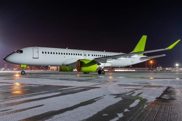 夜の空港エプロンの現代の旅客機