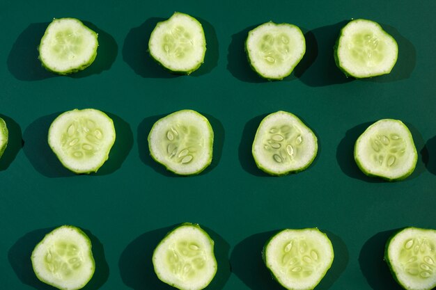 Photo modern pattern of fresh cucumber and slices.