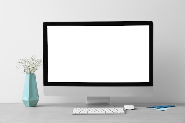 テーブルに空白の画面を持つ最新のPCモニター