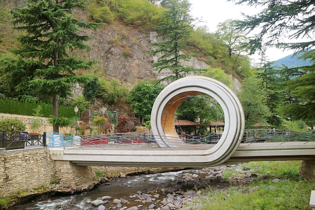 조지아 보르조미 타운의 보르조물라 강을 가로지르는 현대식 보행자용 다리