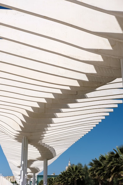 Photo modern pergola in the harbour area of malaga