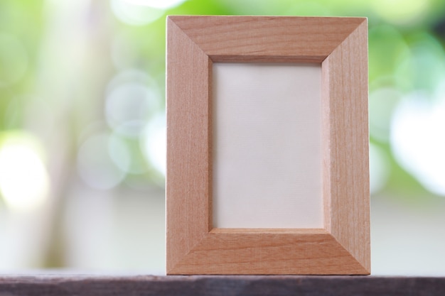 Cornice moderna posta su un pavimento di legno.